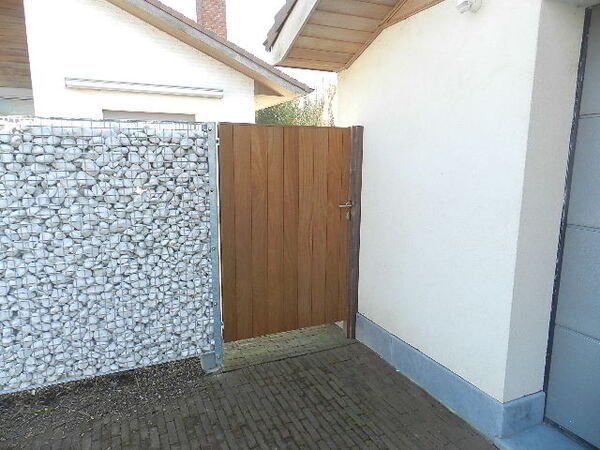 poort met hout